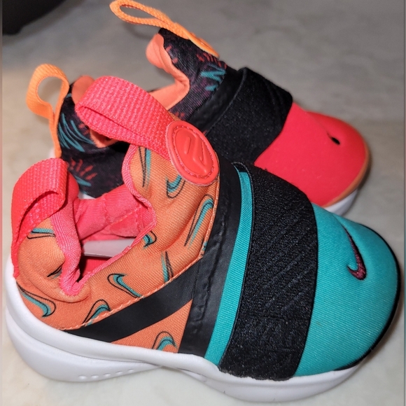 Nike Other - NIKE PRESTO EXTREME(GS) 'MISMATCHED" av6130-800 Size 5C